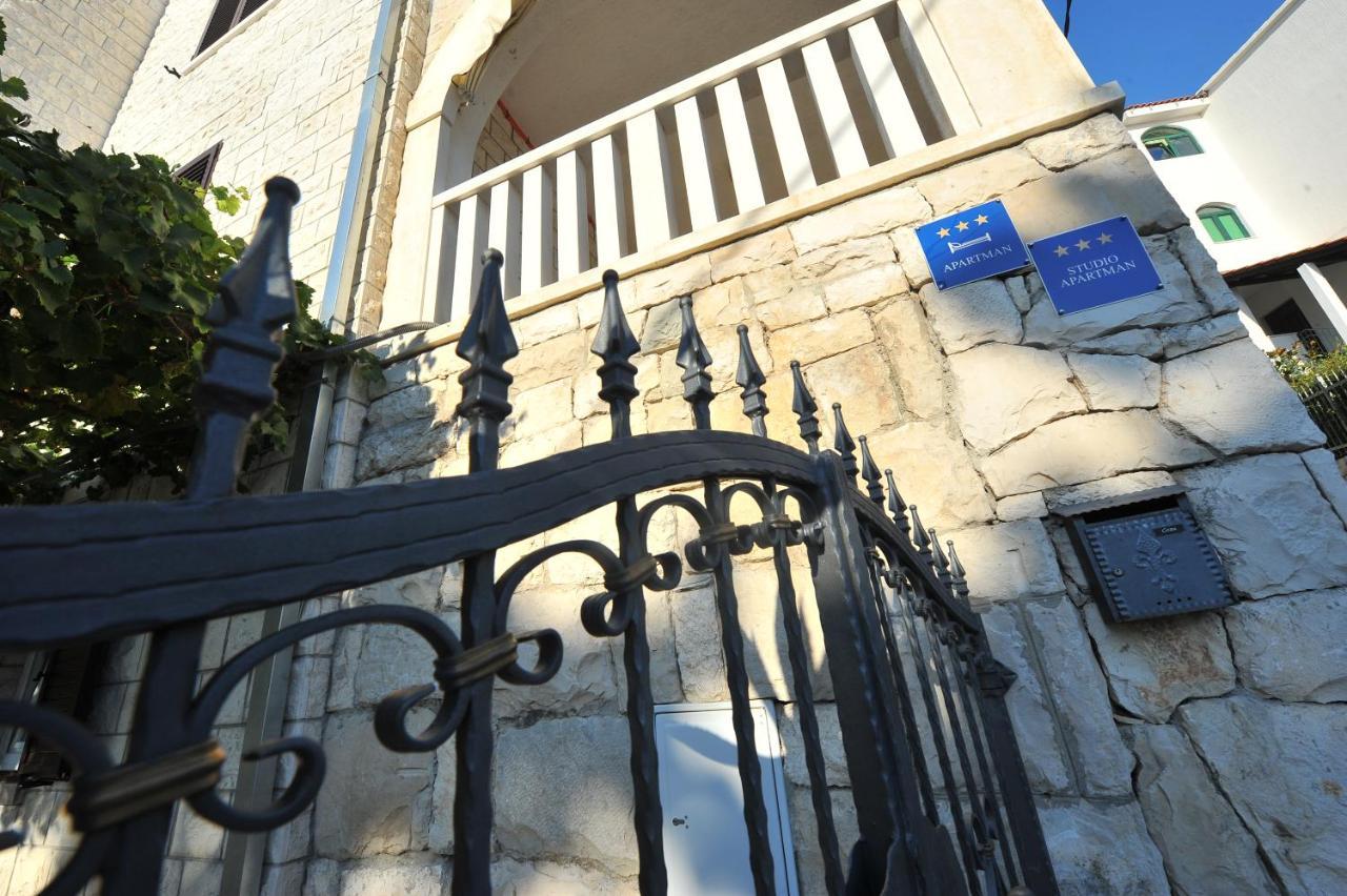 White House Omis