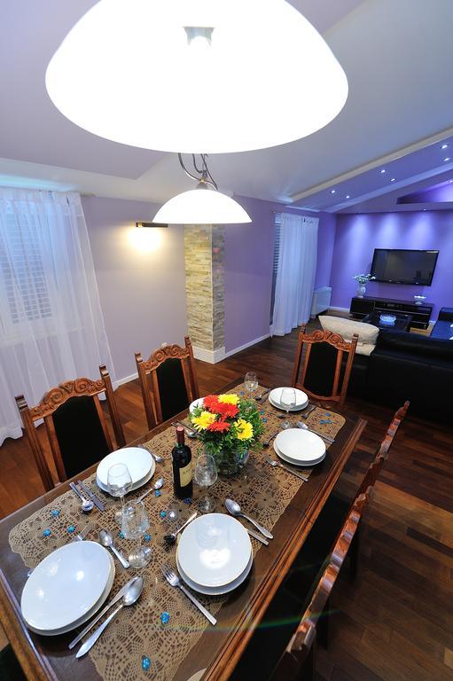 White House * Omis